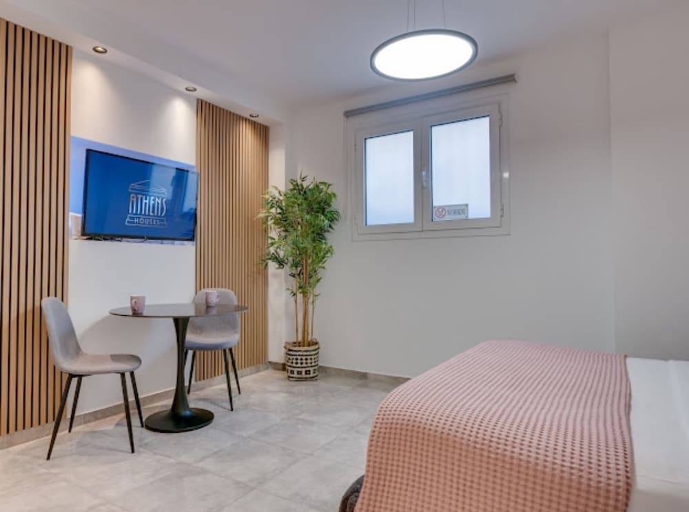 Purple Lux studio 2' from metro Petralona — 4-Star Luxury Hotel in Athens, Greece