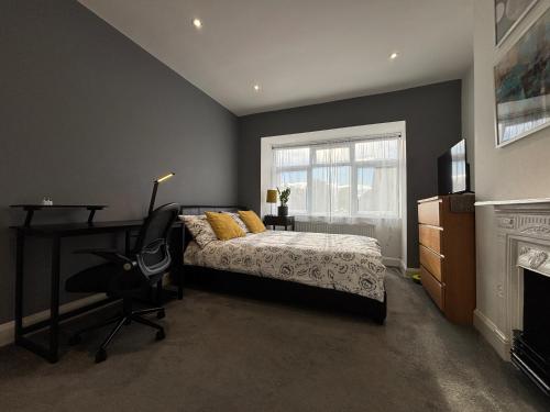 Entire house floor perfect for couples & freelancers available for single too — 4-Star Luxury Hotel in London, United Kingdom