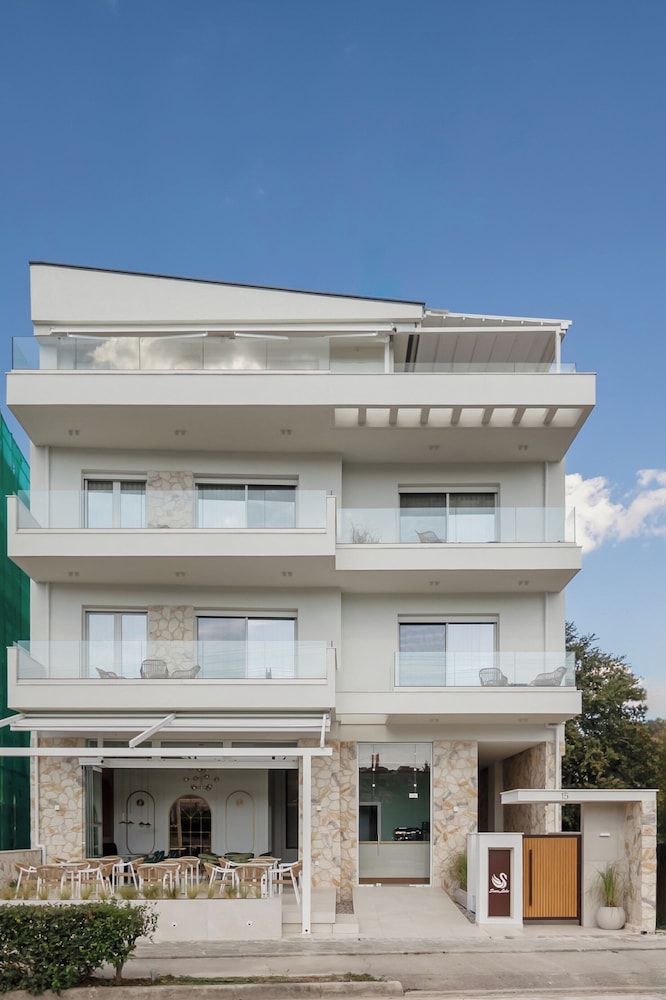 Swan Lake - last minute hotel in Ioannina