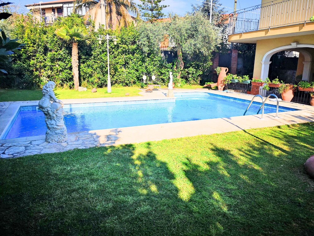 Villa Rosyiano — 4-Star Luxury Hotel in Misterbianco, Italy
