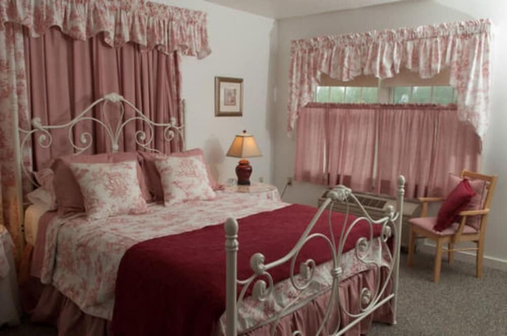 Camelot Restaurant & Inn - photo 20