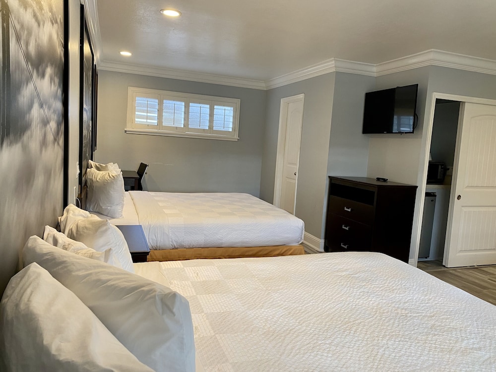 Aura Inn Monterey - photo 10
