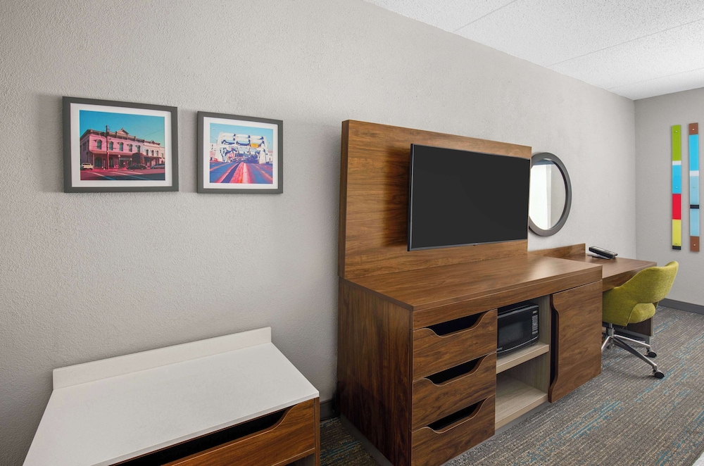 Hampton Inn Selma - photo 11