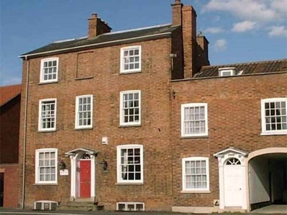 The Red House Guest House — 4-Star Luxury Hotel in Grantham, United Kingdom