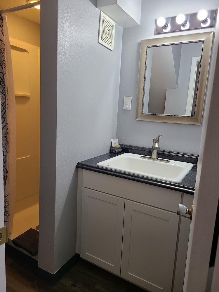 Lamplighter Cabins & Suites - photo 75
