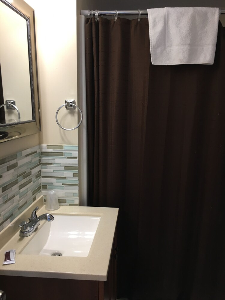 Emerald Isle Motel - photo 20