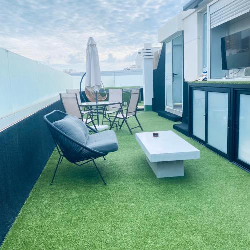 Atico Con Gran Terraza Y Jacuzzi Muy Cerca de la Playa - carbon neutral hotel in Las Palmas De Gran Canaria
