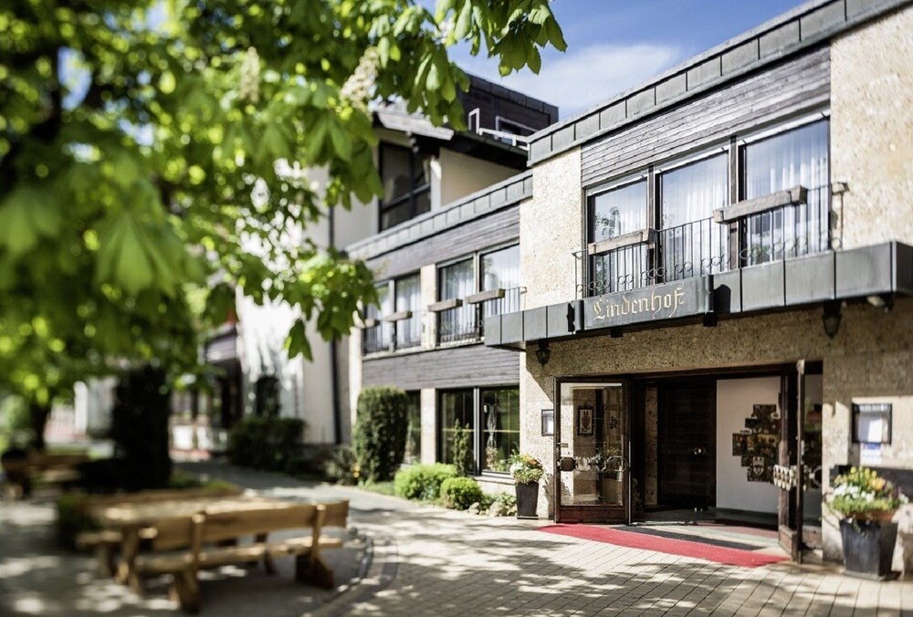 Hotel Lindenhof — 4-Star Luxury Hotel in Pommelsbrunn, Germany