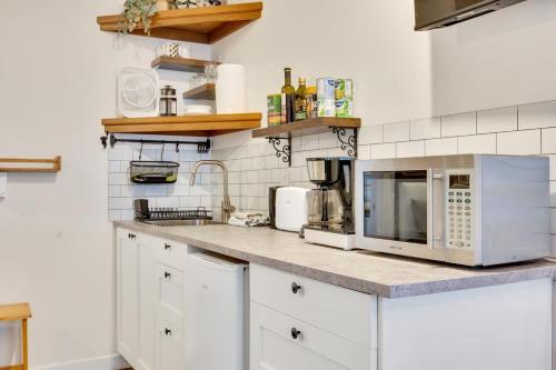 Grey Whale Pet Friendly Studio at The Beach in Ucluelet, Canada