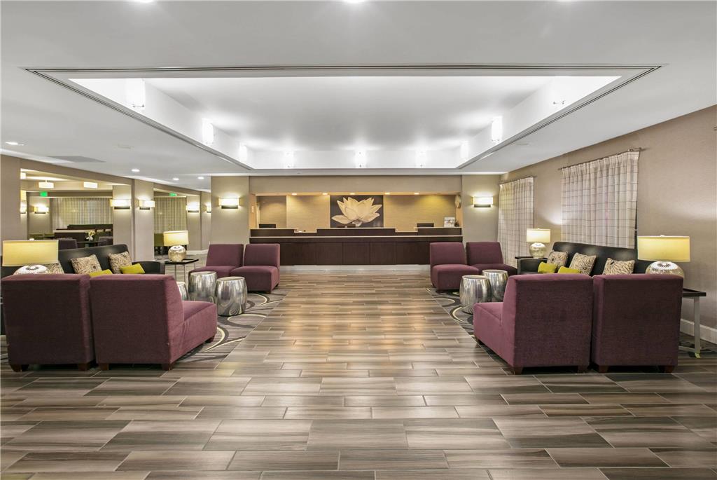 La Quinta Inn & Suites by Wyndham DFW Airport South Irving - photo 3