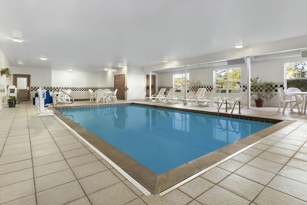 Holiday Inn Express and Suites Elyria - photo 12