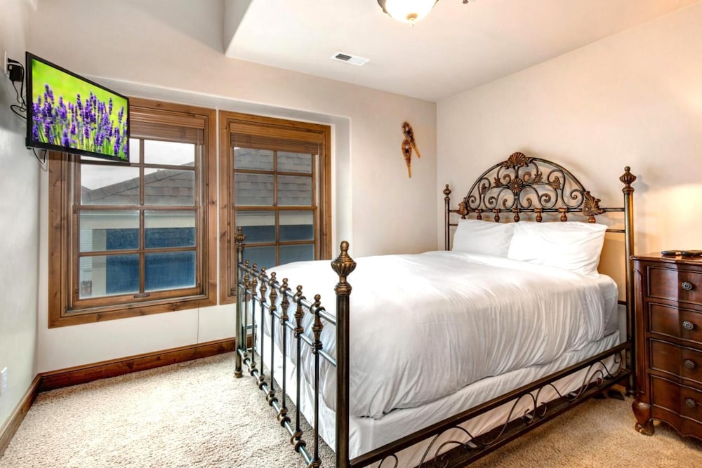 KBM Resorts Walk to Lifts and Main St Rent 1416 and 1418 Townhomes together Pri Hot tub PPS 1418 - photo 19
