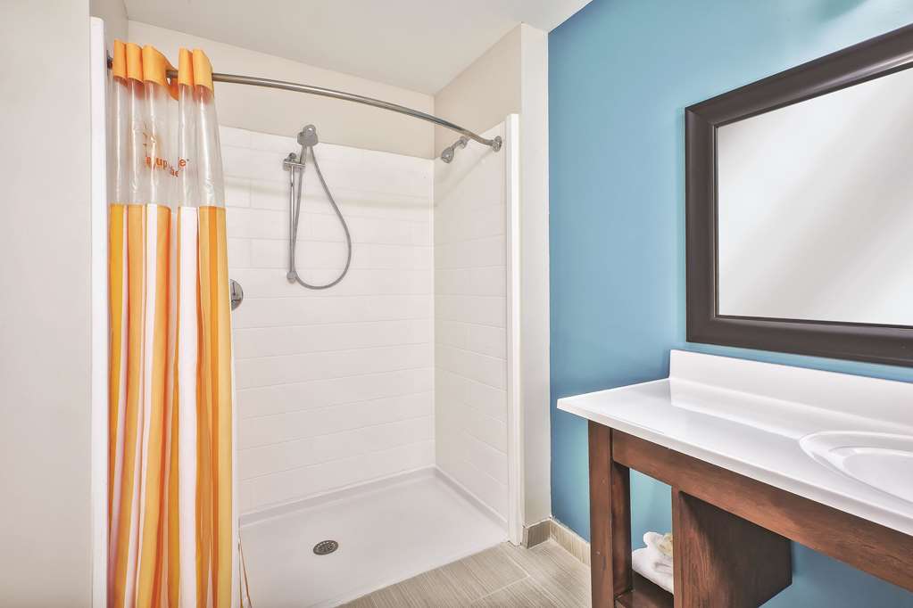 La Quinta Inn & Suites by Wyndham Niagara Falls - photo 9