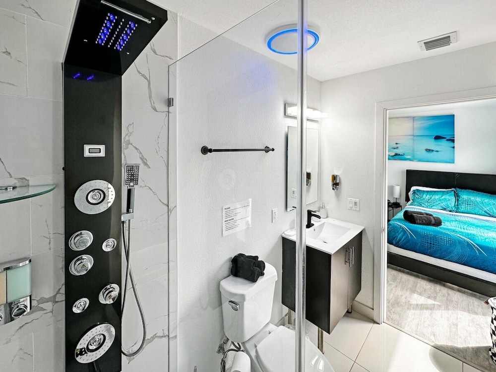 Vacay Spot experience Luna Sky 65 TV BAR BBQ SHOWER massage jets music to FL Keys - photo 4