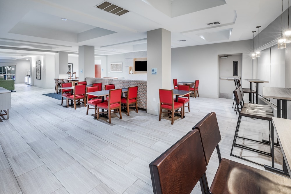 Holiday Inn Express & Suites West by IHG - photo 32