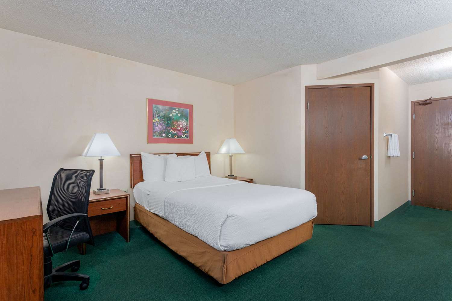 Norwood Inn & Suites Indianapolis East Post Drive - photo 4