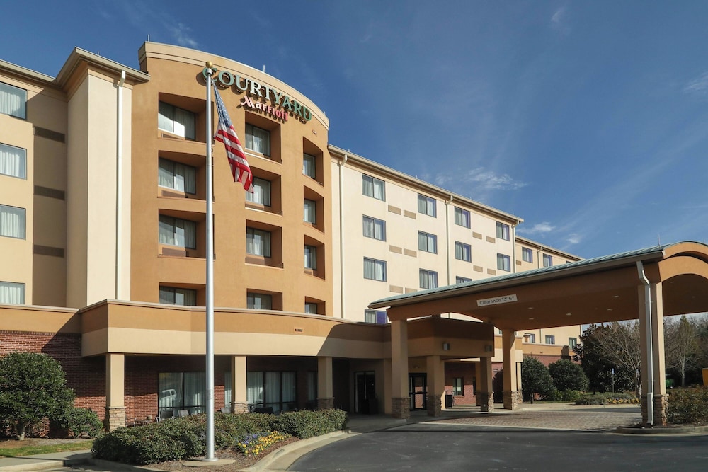 Courtyard by Marriott Atlanta Buford Mall of Georgia - carbon neutral hotel in Buford