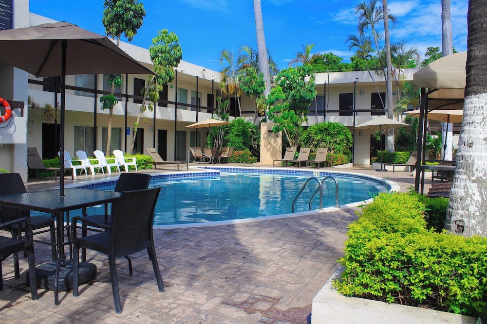 Indoor/outdoor pool