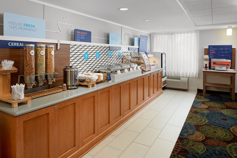 Holiday Inn Express Romulus Detroit Airport - photo 35