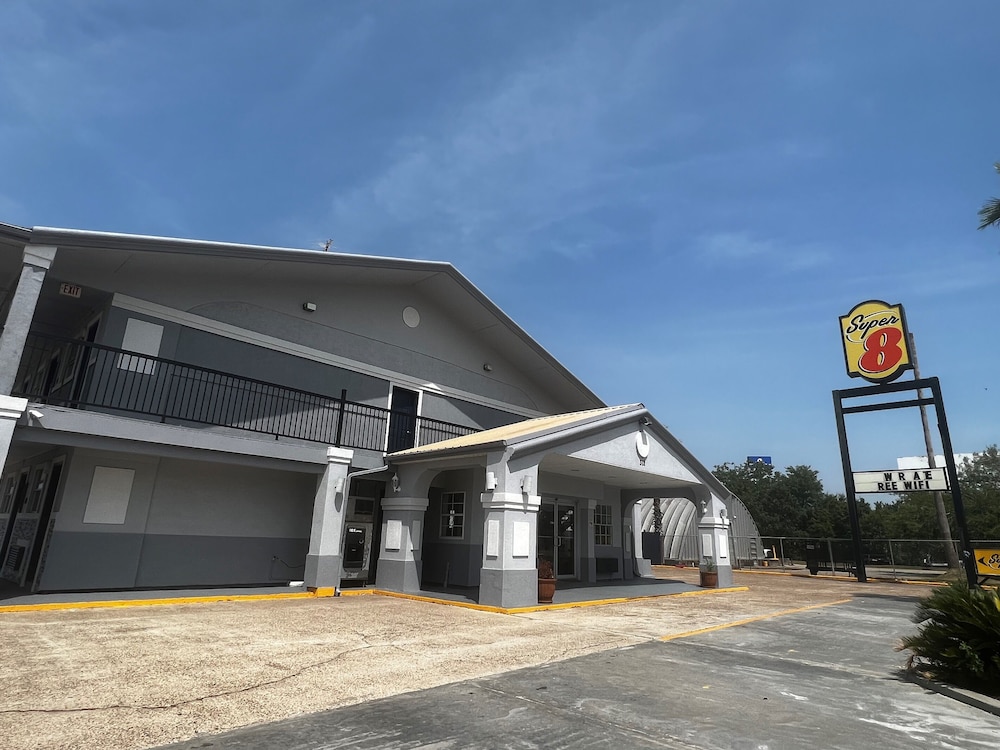 Super 8 by Wyndham La Marque TX Texas City Area — hotel in La Marque