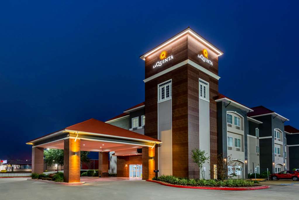 La Quinta Inn & Suites by Wyndham Orange - photo 3