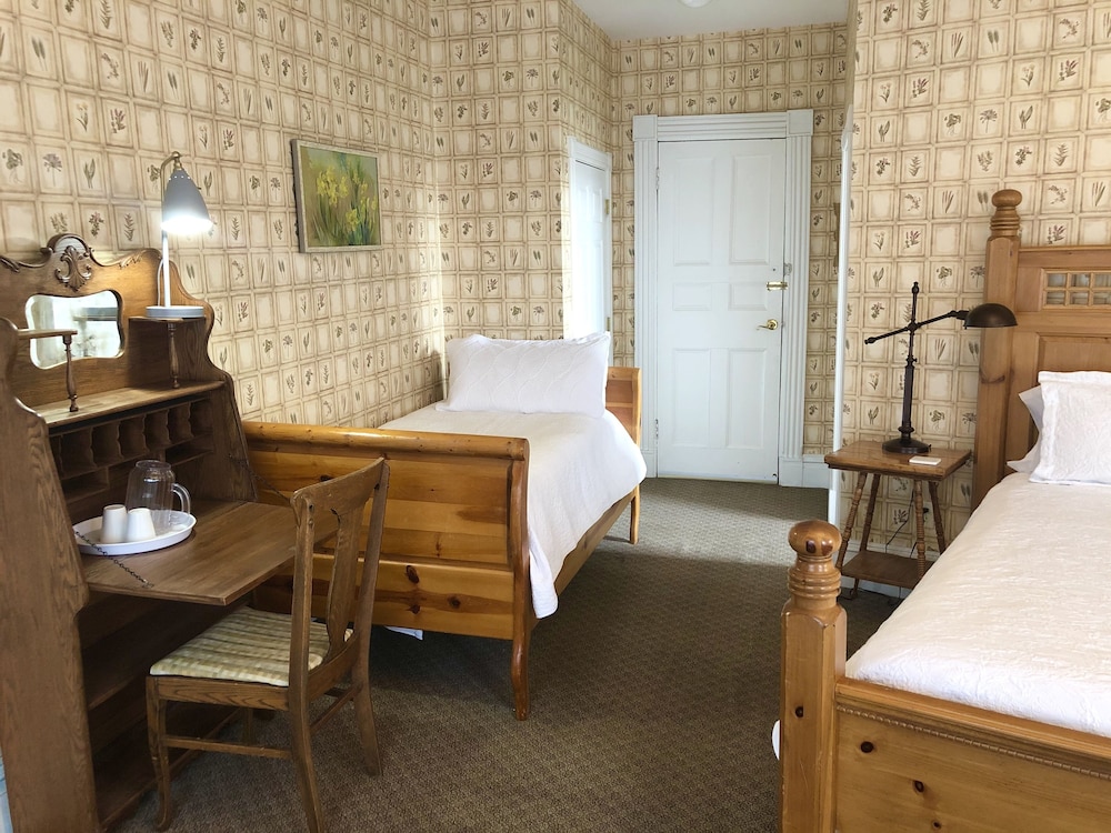 Rogues Harbor Inn - photo 29