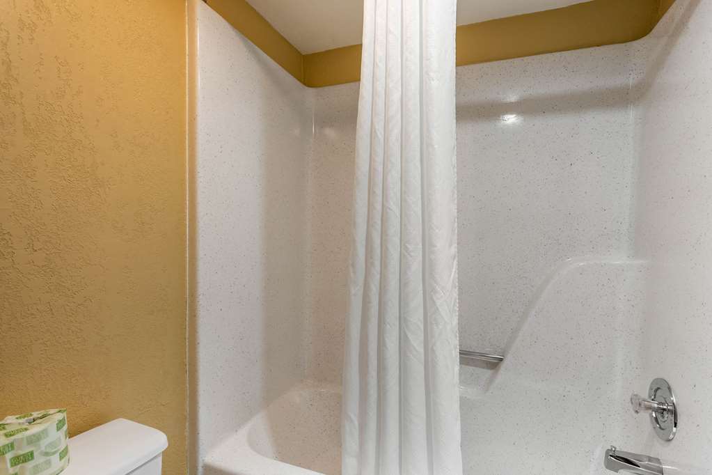 Econo Lodge Belton Kansas City South - photo 9
