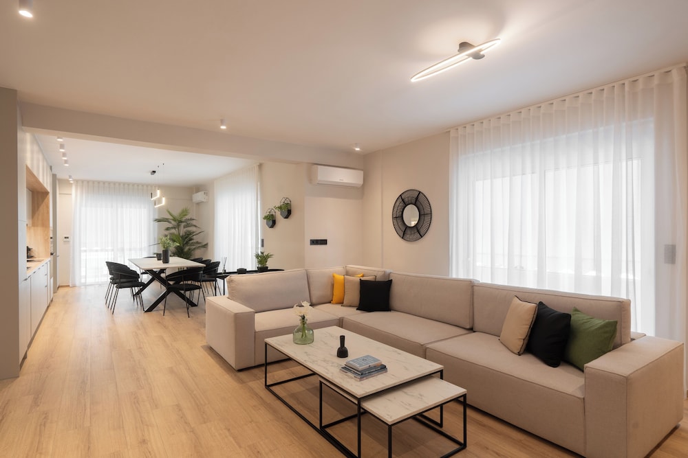 Upscale Apartment in Chalandri with Large Terrace — 4-Star Luxury Hotel in Khalandrion, Greece