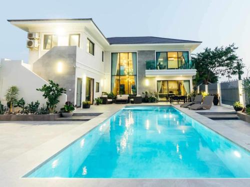 5 Bedroom Luxurious 5 Star Villa with Private Pool — 4-Star Luxury Hotel in Hua Hin, Thailand
