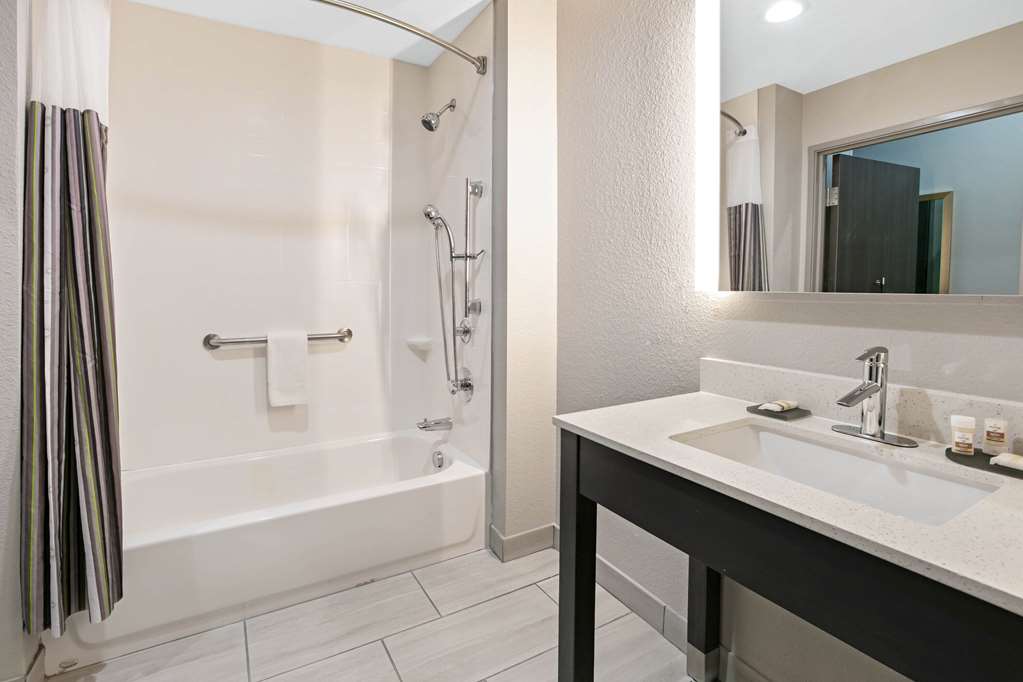 La Quinta Inn & Suites by Wyndham DFW West Glade Parks - photo 8