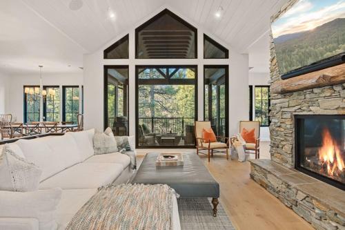 Luxury Ridgecrest Resort 4BR in Big Bear Lake, United States