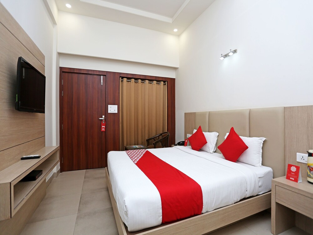 OYO 16768 Hotel Lotus Grand in Mathura, India
