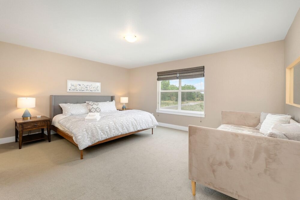 Amazing Urban Townhome near Breweries & River - photo 4