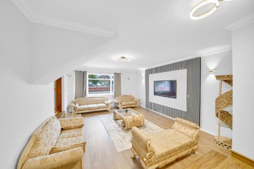 Lux 5 Bed sleeps 11 10 mins from Wembley Stadium Jacuzzi and Steam Shower — 4-Star Luxury Hotel in Harrow On The Hill, United Kingdom