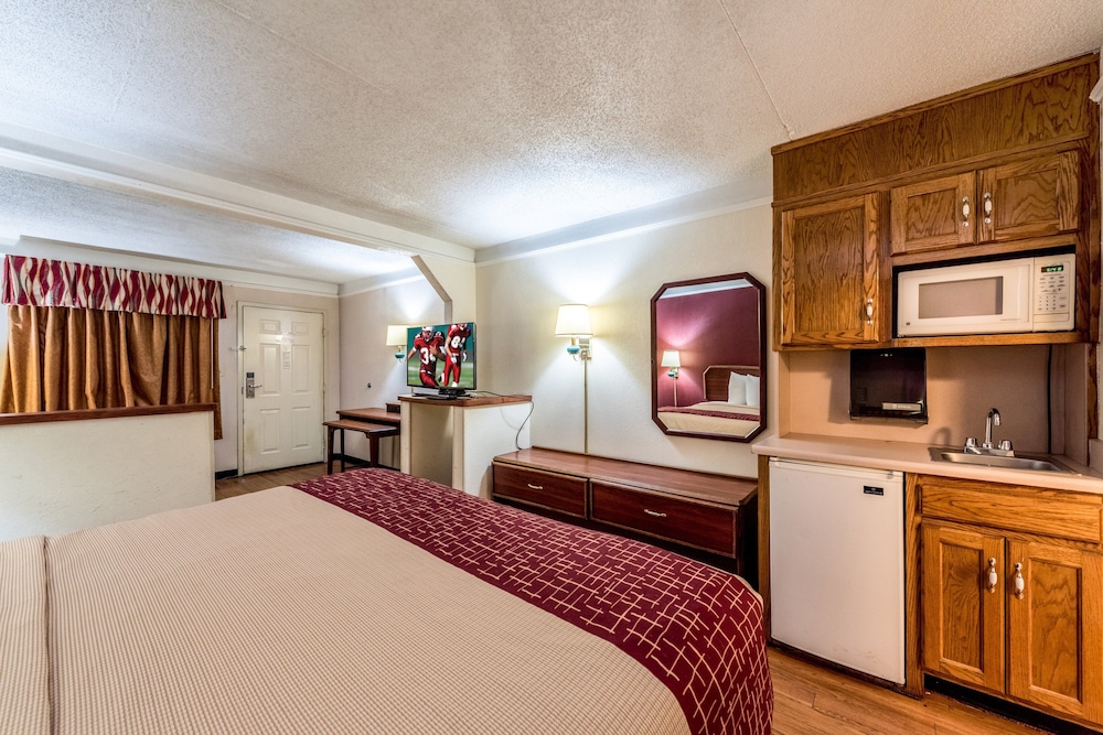 Red Roof Inn & Suites Clinton TN - photo 10