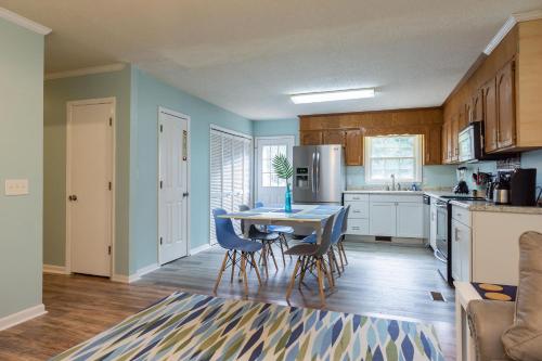 Beach Happy by Oak Island Accommodations - photo 22