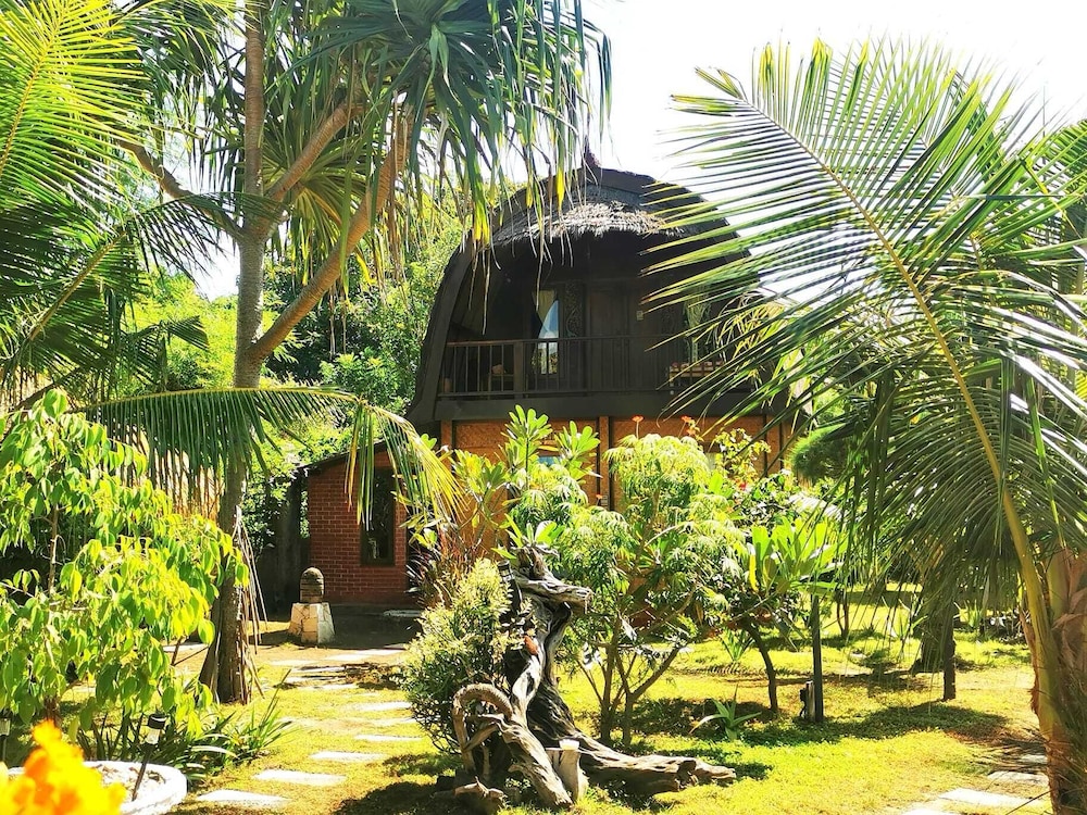 Kampung Meno Bungalows - carbon neutral hotel in Pemenang