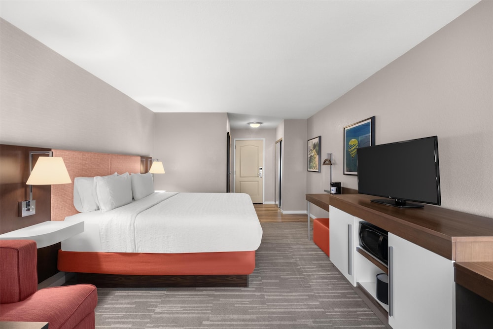 Hampton Inn & Suites Fresno - photo 11