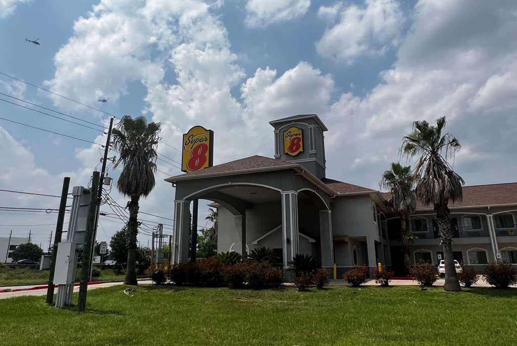 Super 8 by Wyndham Houston North I 45 - photo 2
