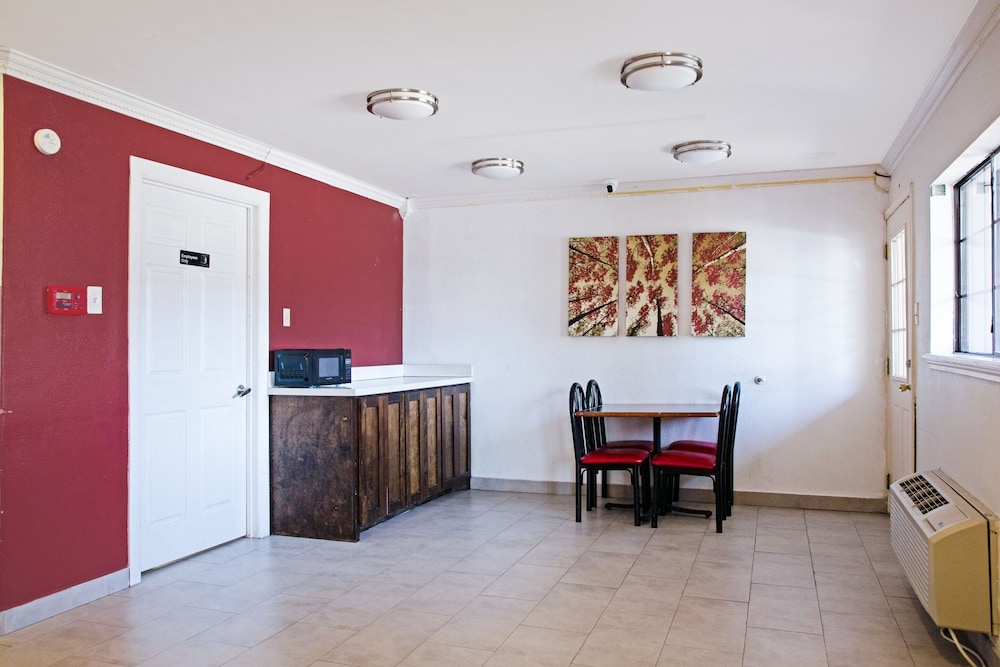 OYO Hotel McAllen Airport South - photo 62