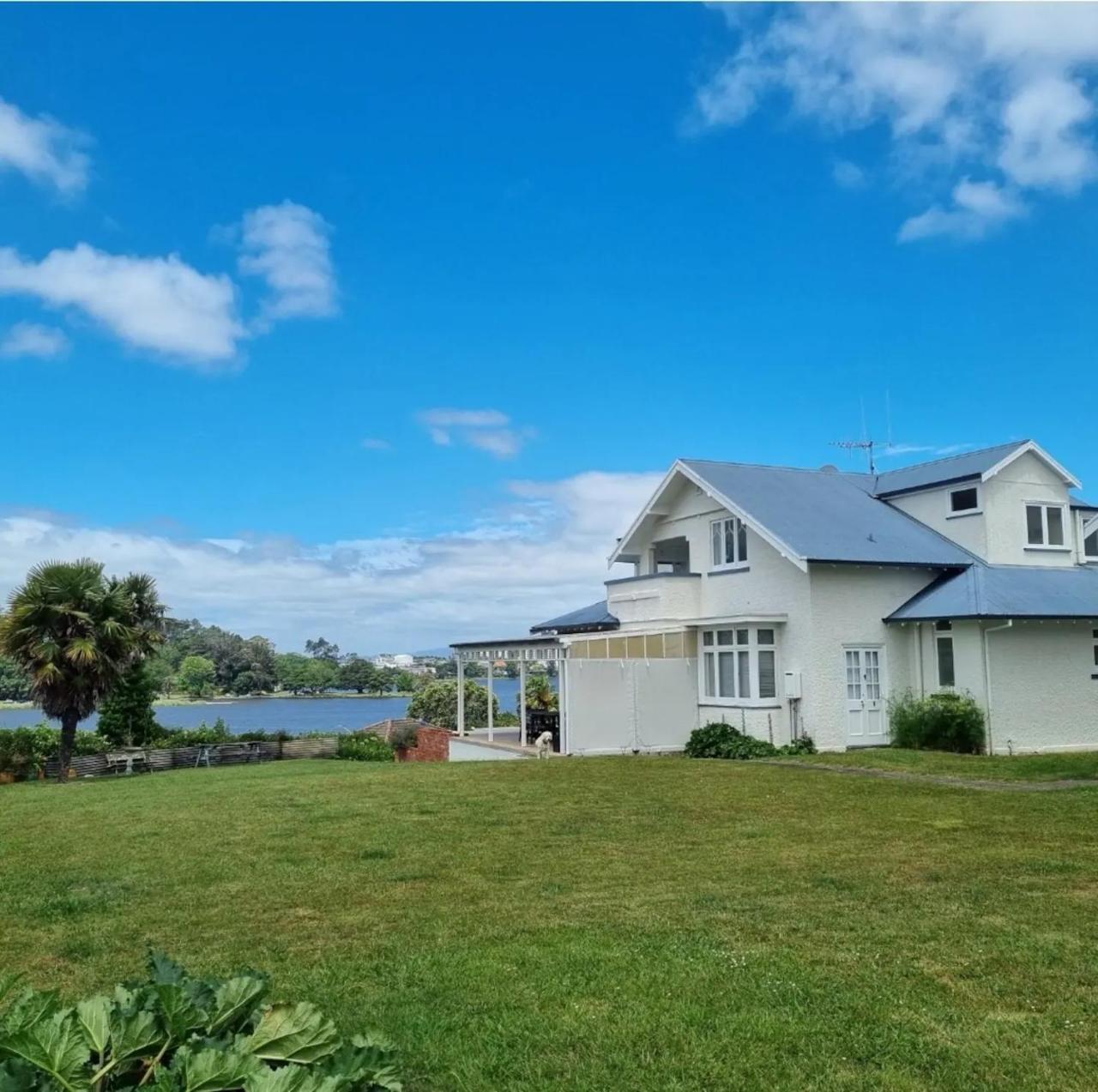 Spectacular Hamilton Lake Views in Hamilton, New Zealand