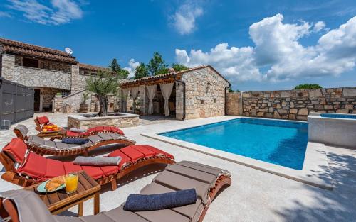 Rustic stone holiday house with pool — 4-Star Luxury Hotel in Marcana, Croatia