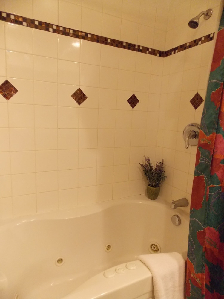 7 Gables Inn & Suites - photo 40