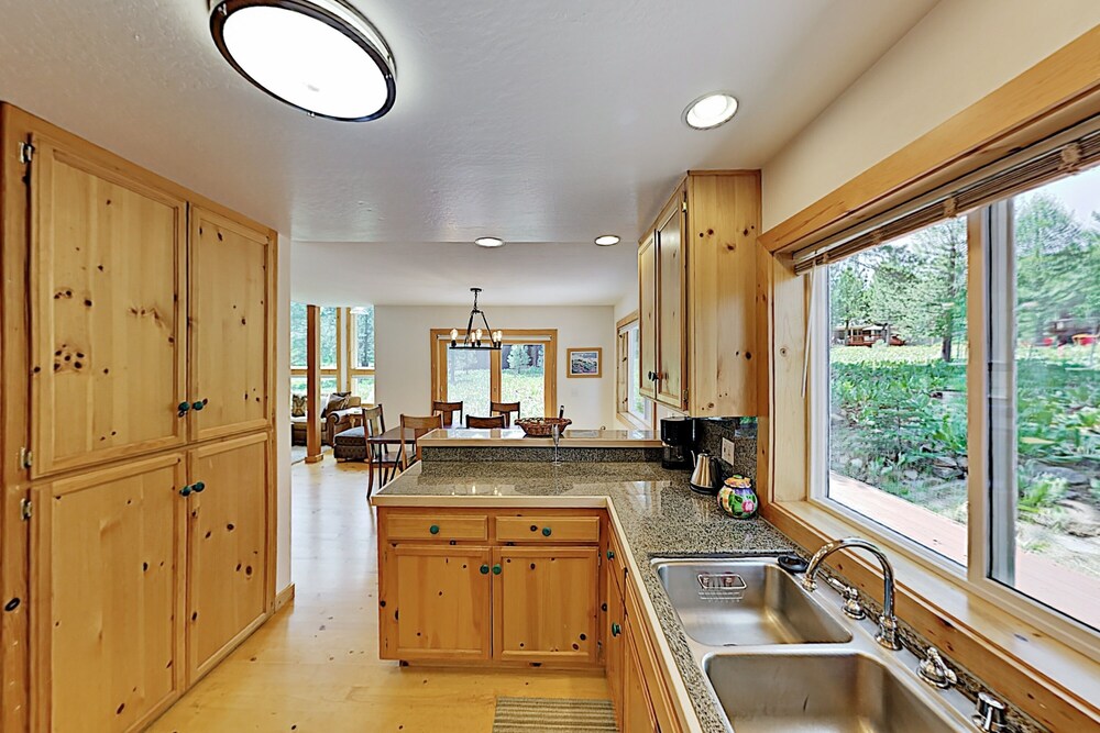 Tahoe Donner Luxury Sleeps 14 Hot tub 3100 sqft - photo 13