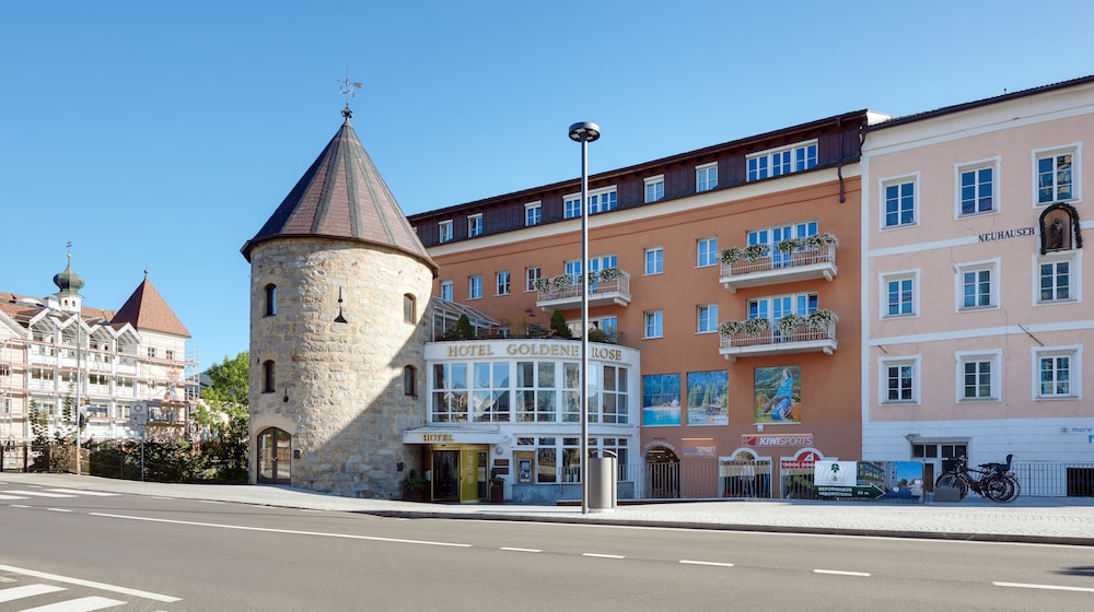 Hotel Goldene Rose — hotel in Brunico