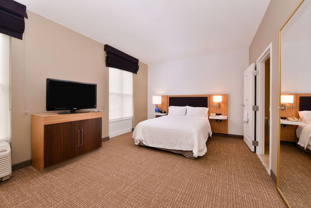 Hampton Inn & Suites Plymouth - photo 17