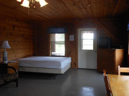 Bay Landing Camping Resort Cabin 1 - photo 5