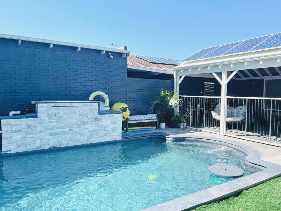 Luxe Family Retreat Pool Sauna Playground Netflix Disney Plus — hotel near Geraldton Airport