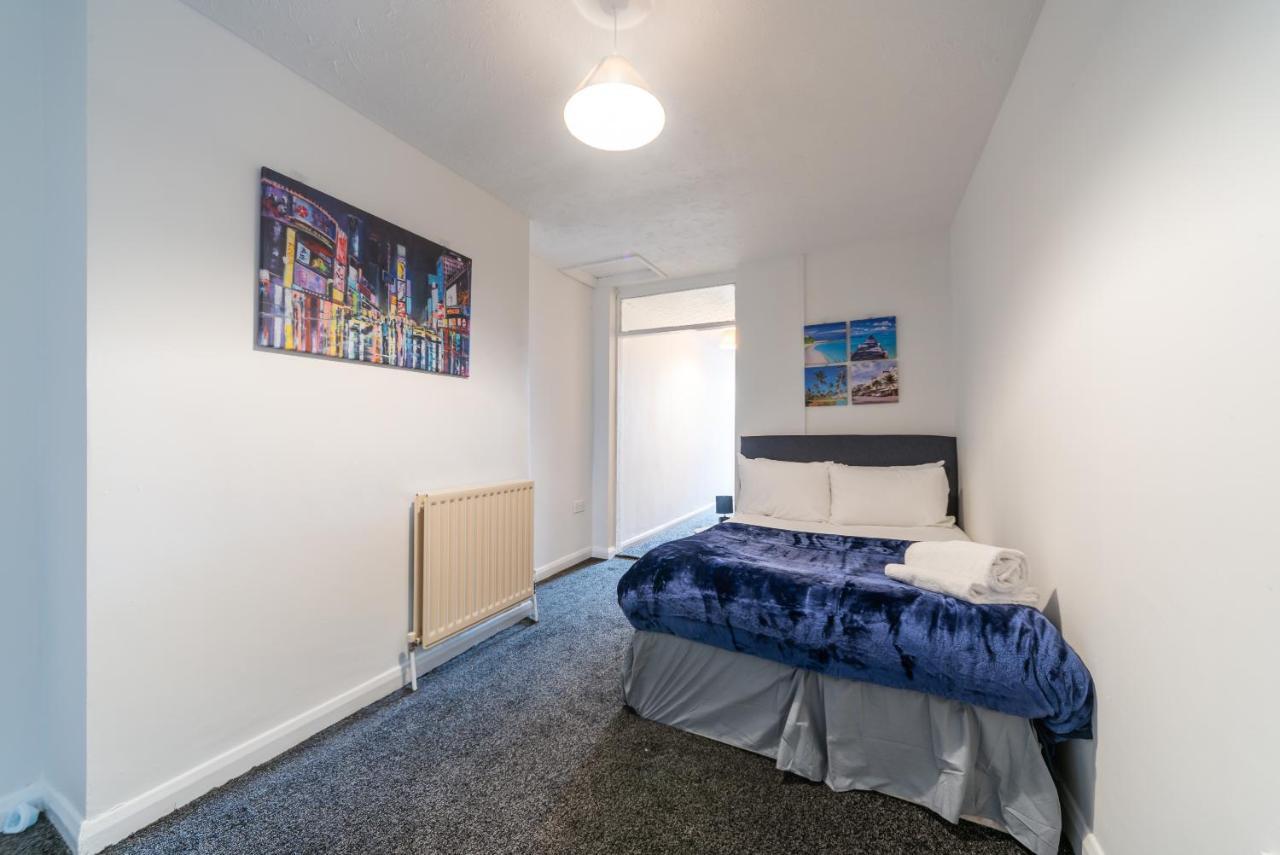 6 Roomy Bedrooms Favour Spacious Inn Sleeps 13 Hull Central Location in Kingston Upon Hull, United Kingdom