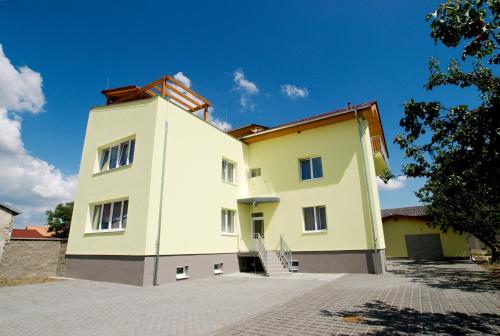 Villa Marcus rodinný relax 200 m od Penzionu Kometa u jezera s grilem a sdílenou kuchyní — 4-Star Luxury Hotel in Brno, Czech Republic